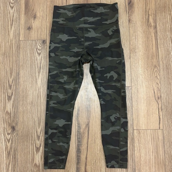 Athleta Pants - Athleta Ultimate Camo 7/8 Tight Leggings 23" Size Small EUC